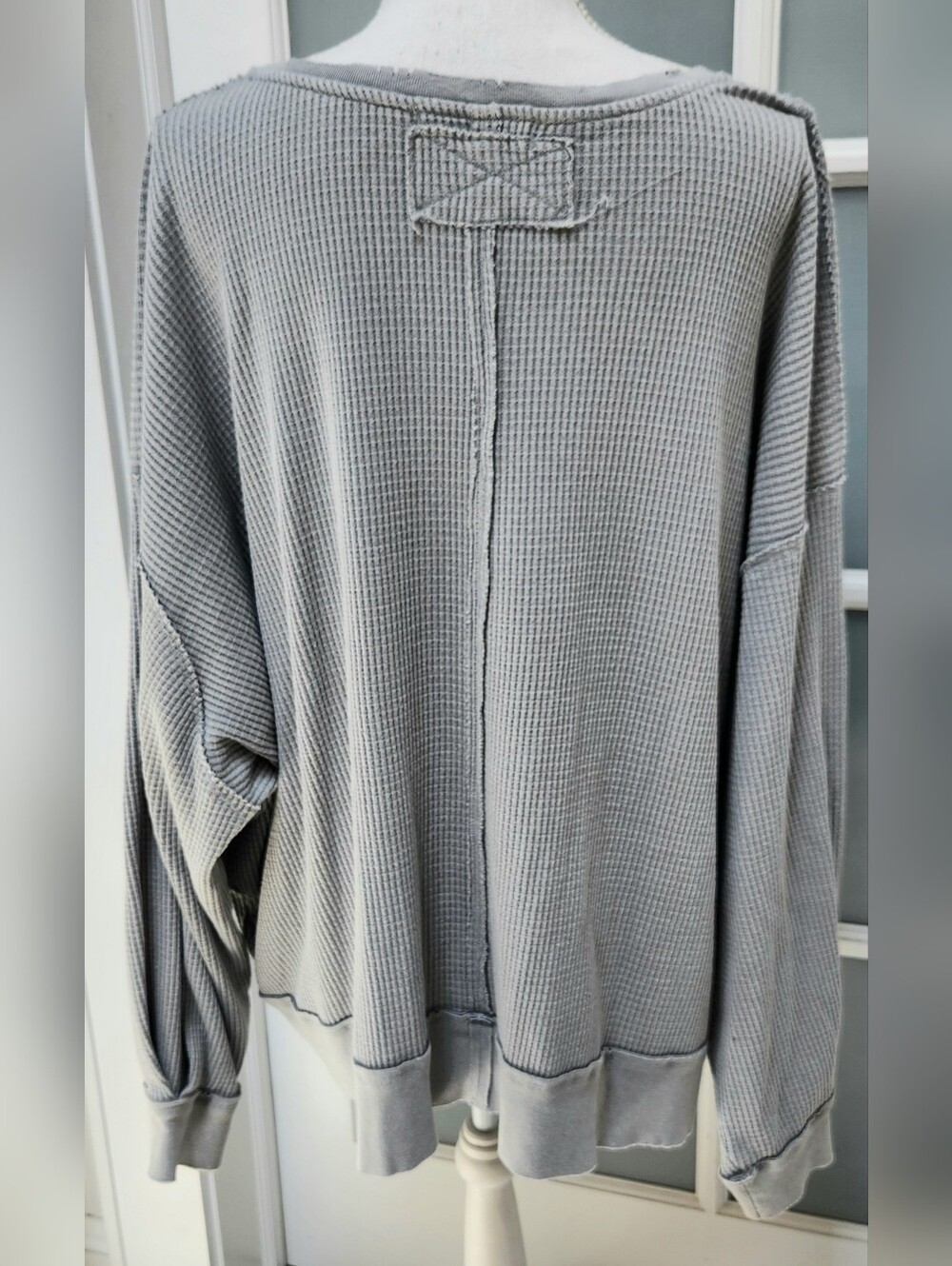 WE THE FREE Oversized L/S Grey Thermal Top EUC Like New - Picture 5 of 12